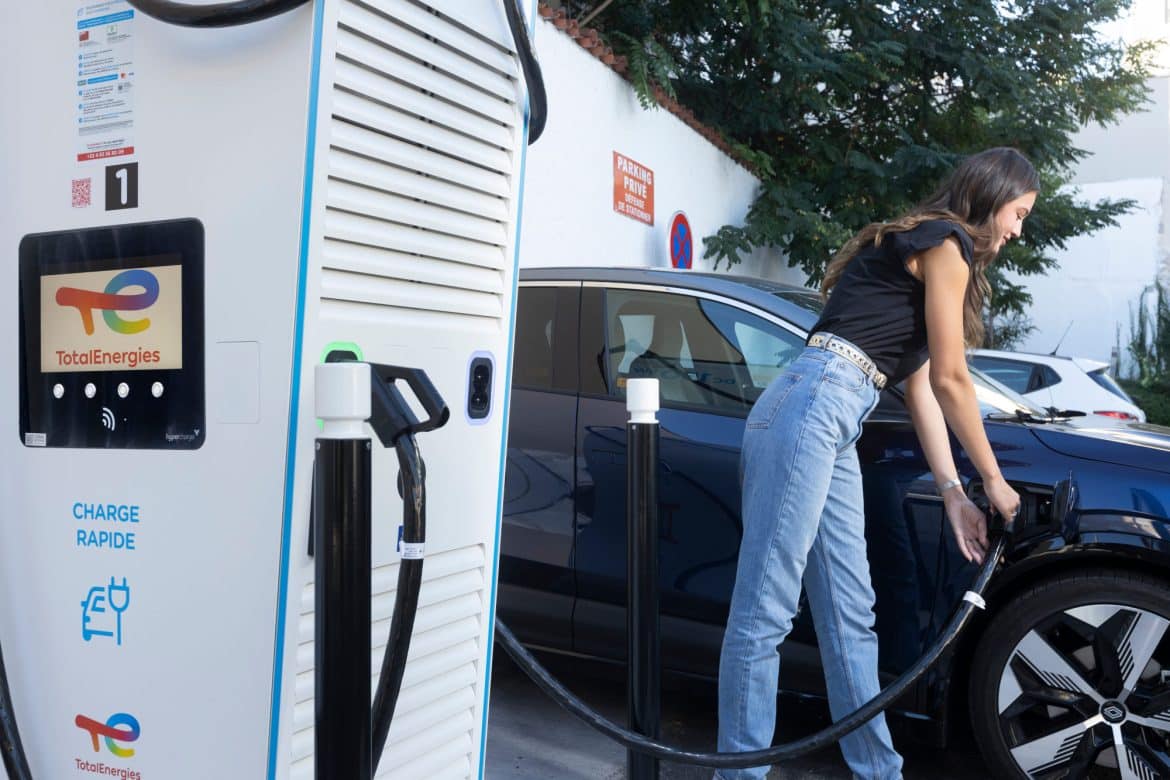 Des bornes de recharge électrique  dans des stations-service du réseau Lagarde